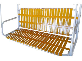 Detalle del asiento del columpio con cintas de PVC