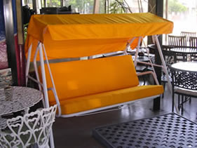 Columpios de caño con toldo y almohadones - Tapizado Amarillo