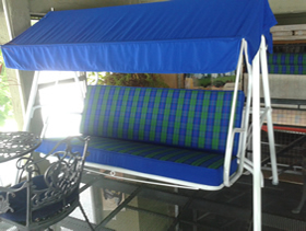 Columpios de caño con toldo y almohadones - Tapizado Azul Francia / Escodes con verde