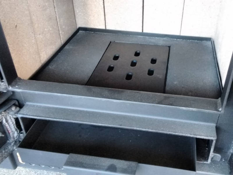 Detalle de cajón cenicero y rejilla desmontable - Fiamma Zuccato
