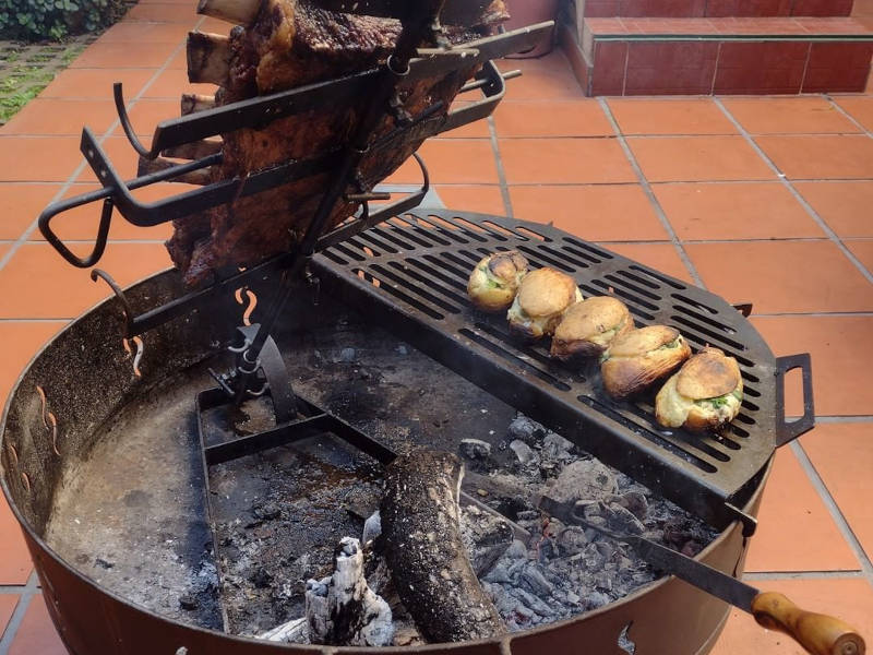 Fogón 80 alto con media parrilla y estaca