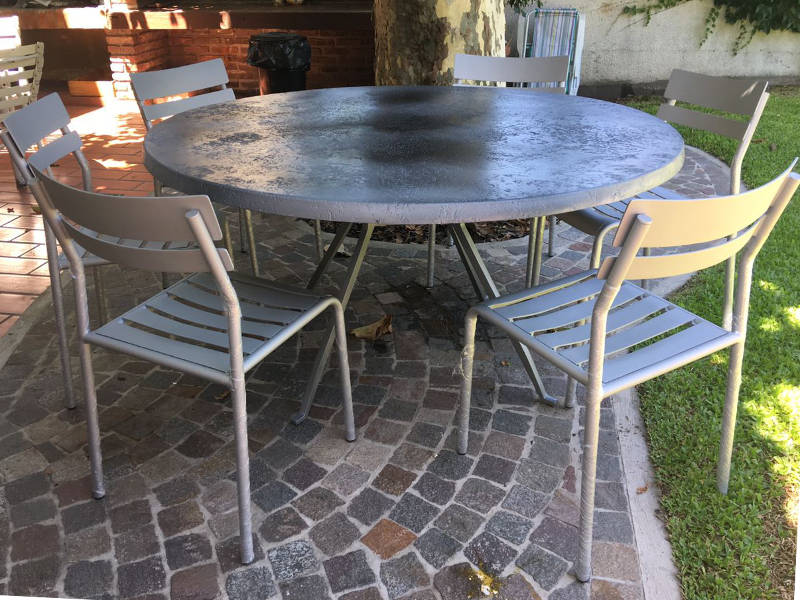 Mesa de fibra de vidrio Travertino grafito de 120 cm de diámetro con base NIZA de aluminio y sillas TRITON