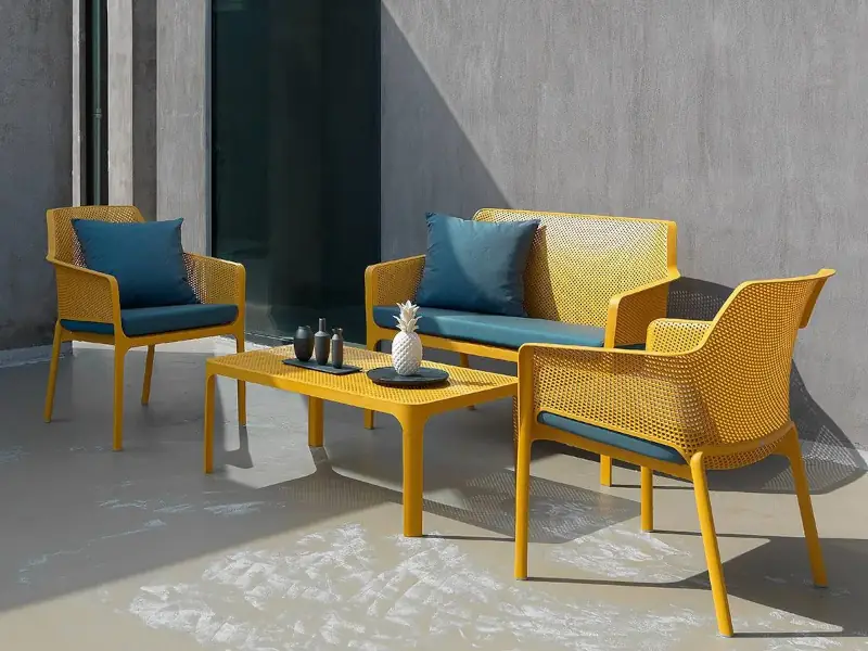 Juego de Living plástico, con 2 individuales, un sillón doble y la mesa en color Senape (Mostaza)