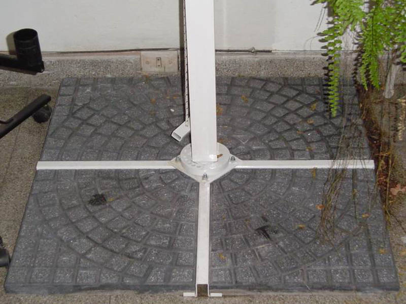 Base de Parasol con soporte lateral - cruz de acero con baldosas de cemento aprox 65 kg