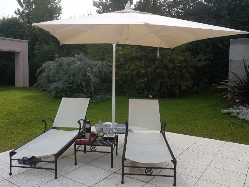 Parasol con soporte lateral