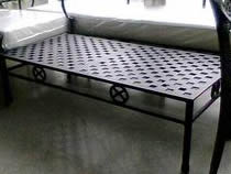 Mesa DAKAR LIVING de 120x60 con tablero de aluminio calado