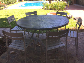 Silla  TRITON con mesa NIZA travertino de 150 cm